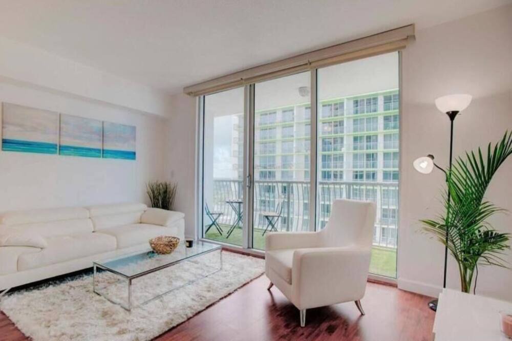 Photo of Livingroom in Surfside