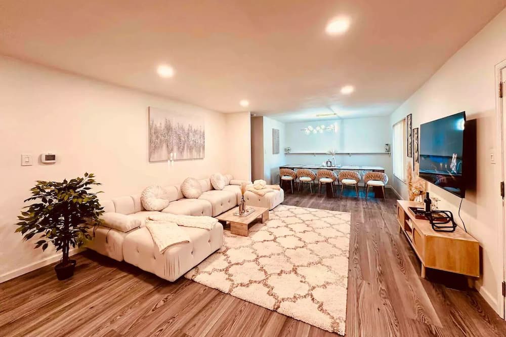 Photo of Livingroom in Castlewood
