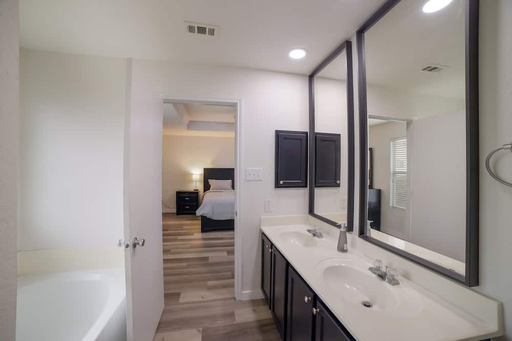 Photo of Bathroom in Timberwood Park