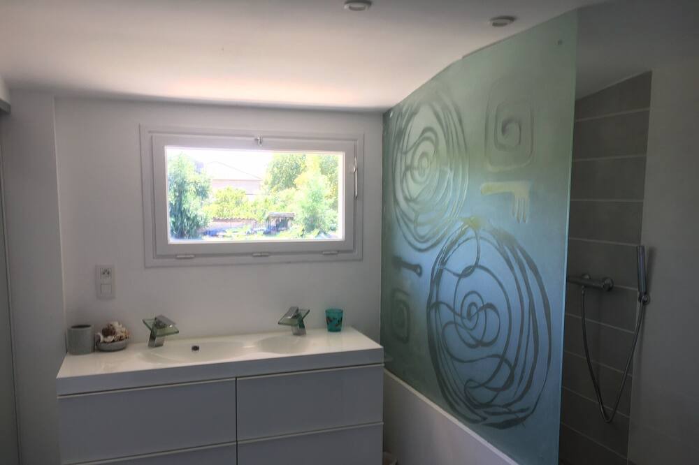 Photo of Bathroom in Florentin