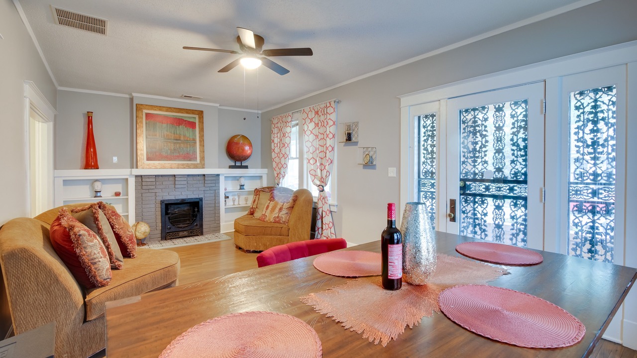 Photo of Livingroom in Crosstown