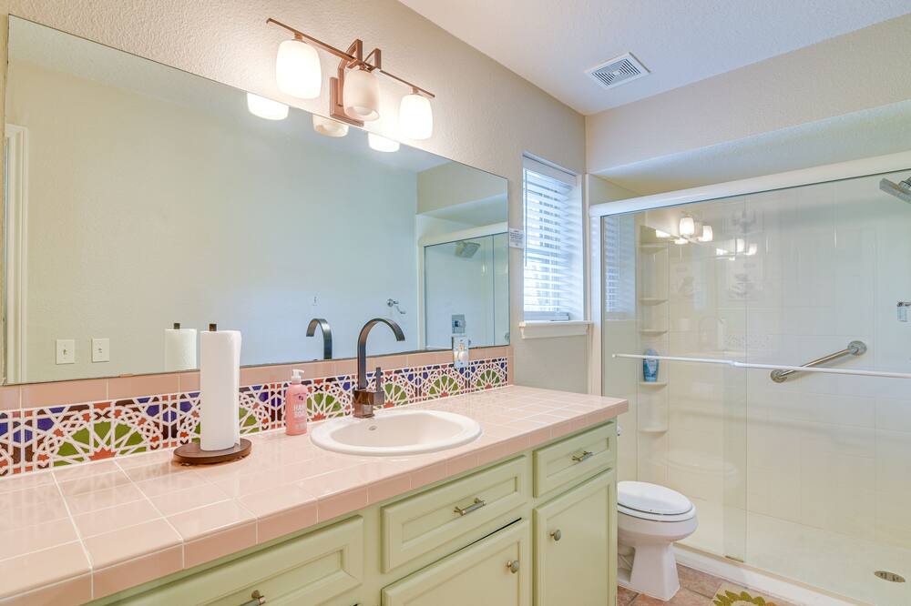 Photo of Bathroom in Damon