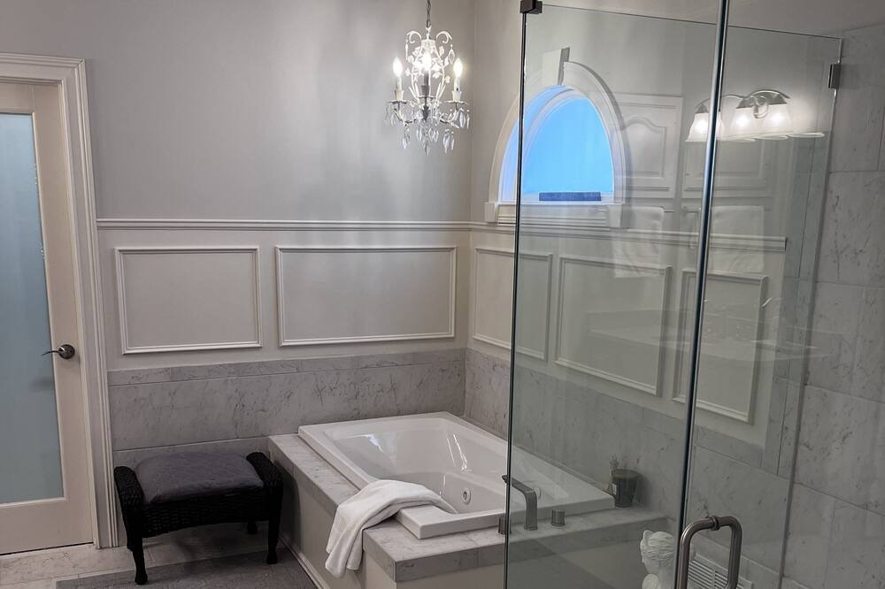 Photo of Bathroom in Buechel