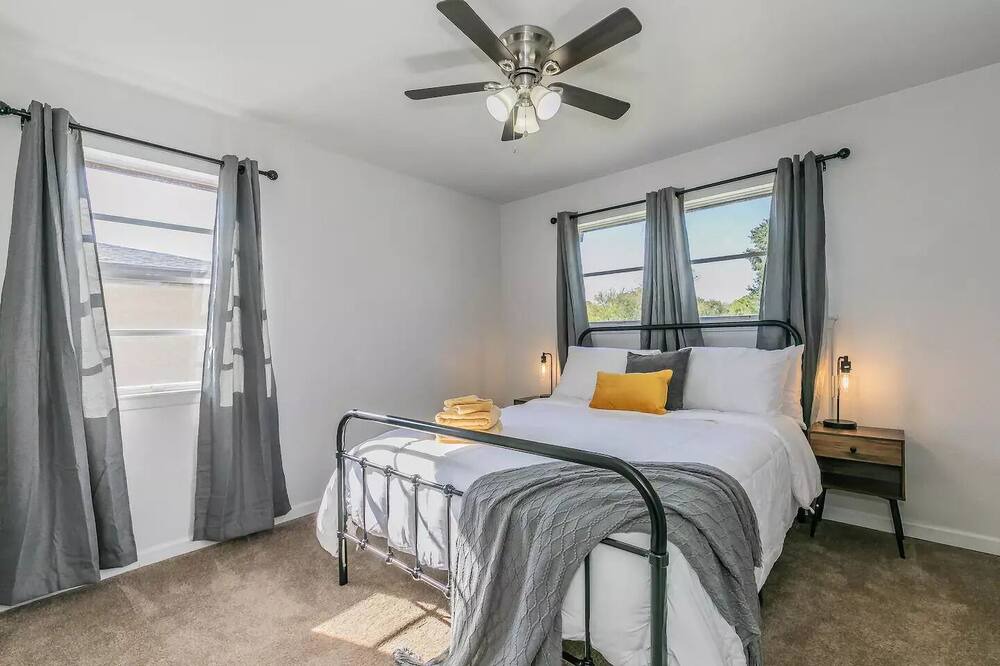 Photo of Bedroom in Haltom City