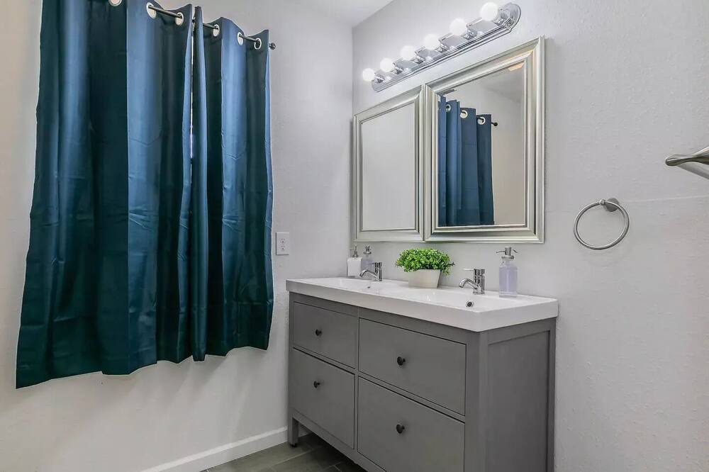 Photo of Bathroom in Haltom City