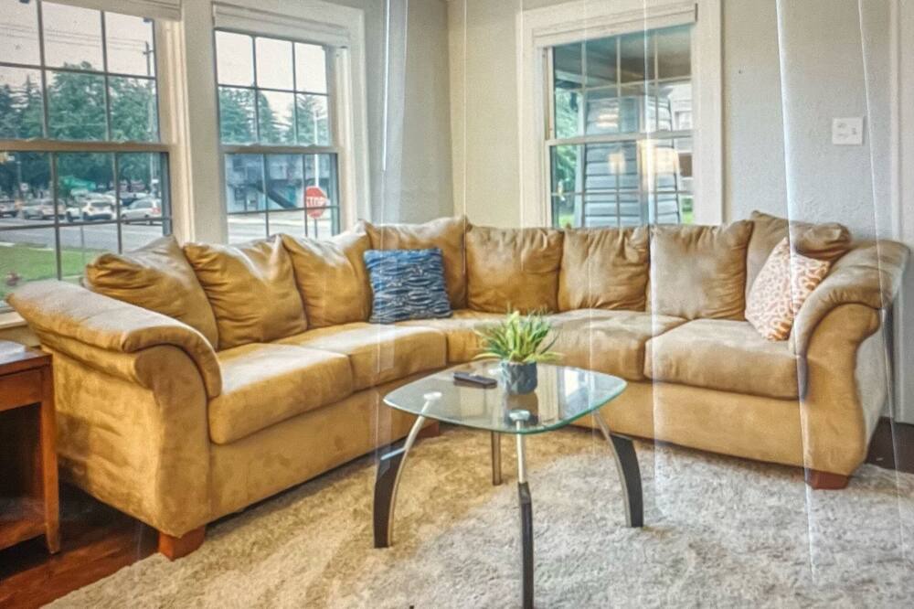 Photo of Livingroom in Royal Oak