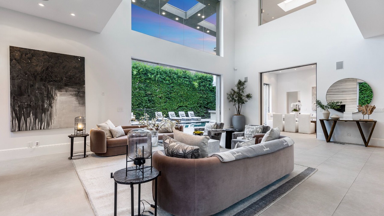 Photo of Livingroom in Beverly Glen