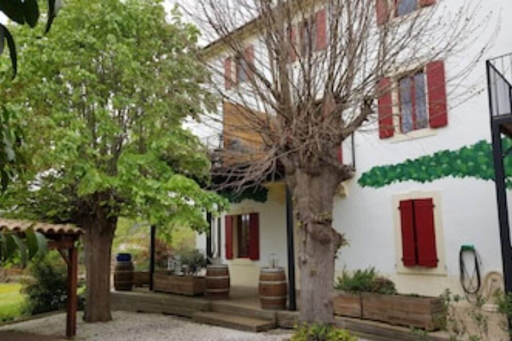 Photo of Outdoor in Pomas