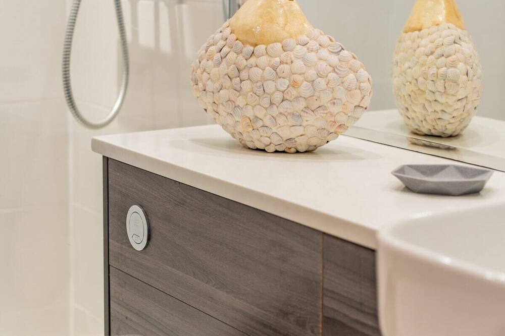 Photo of Bathroom in Crynant