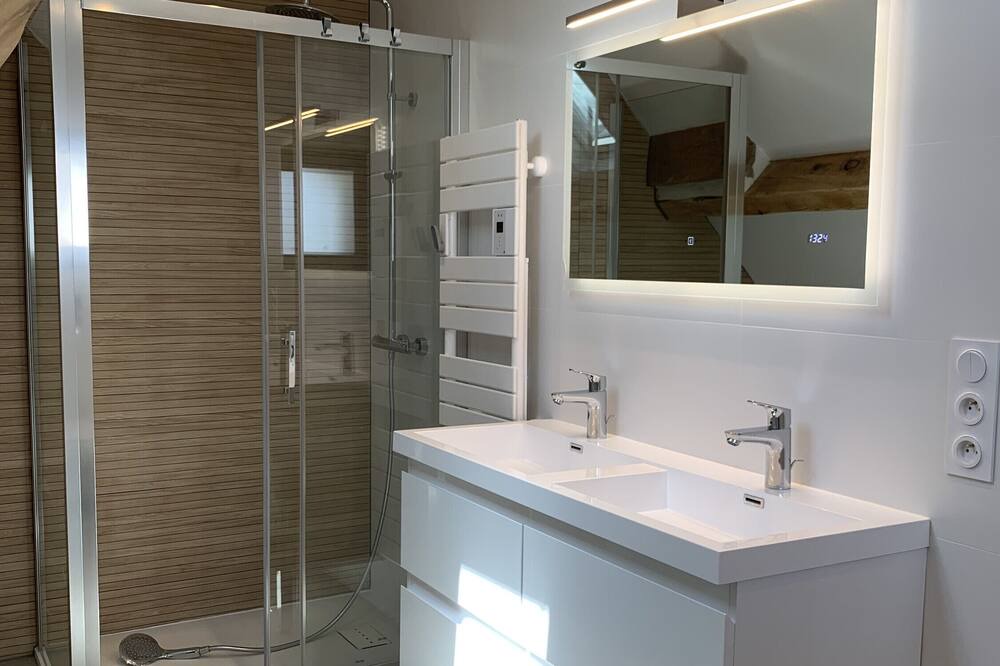 Photo of Bathroom in Enveitg