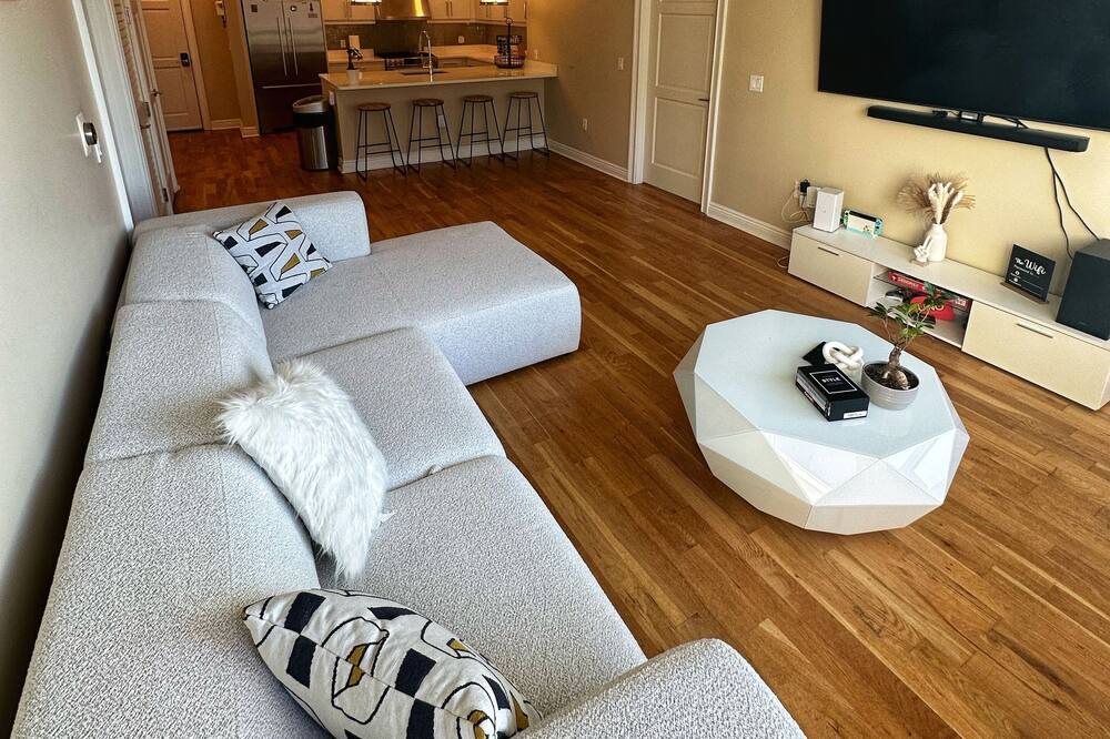 Photo of Livingroom in Edgewater