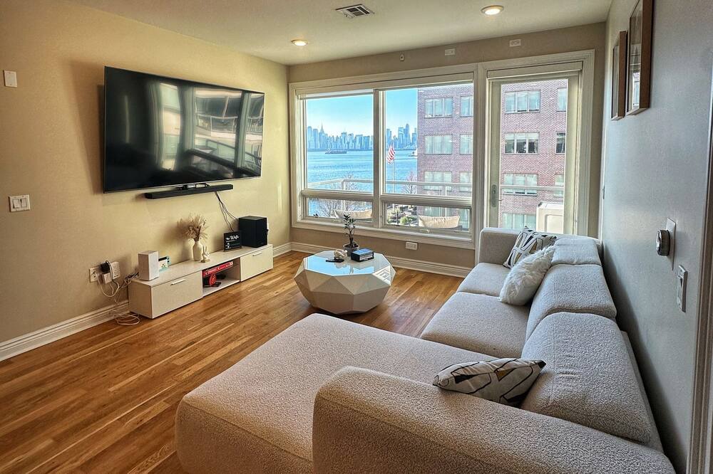 Photo of Livingroom in Edgewater