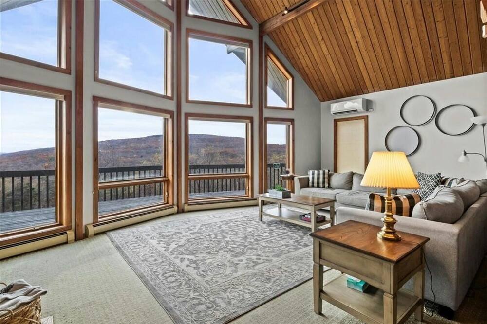 Photo of Livingroom in Bristol Hills