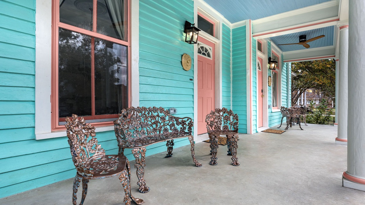 Photo of Patio Balcony in East of Broadway