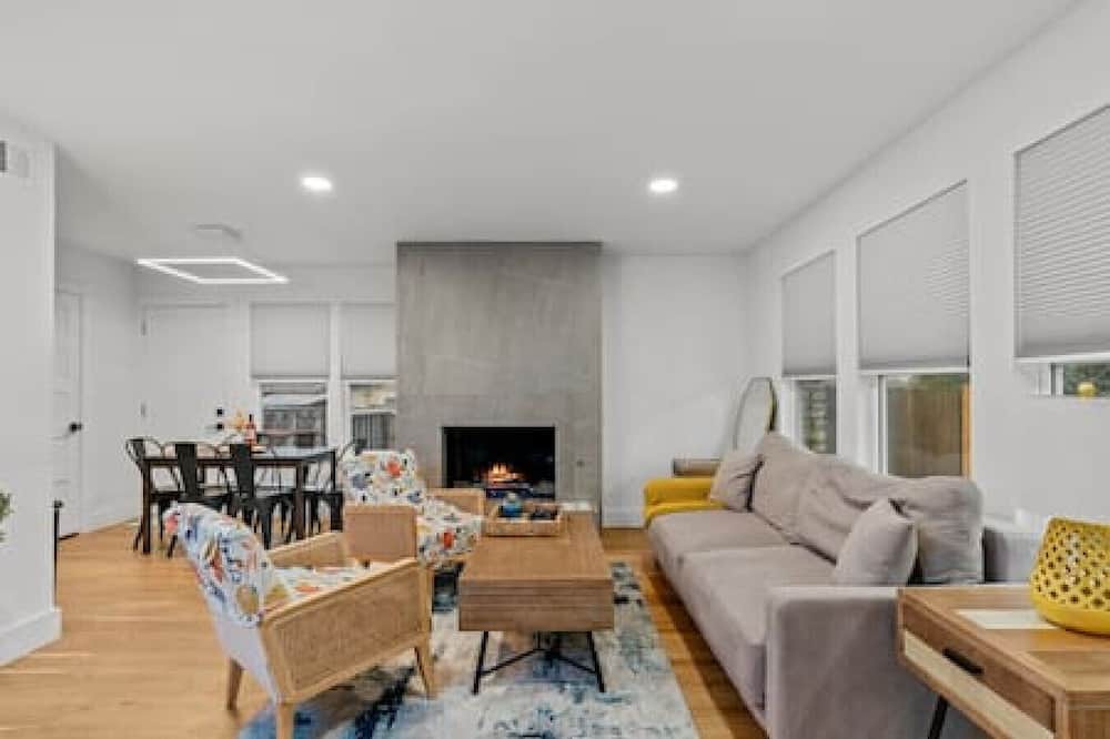 Photo of Livingroom in McNeil