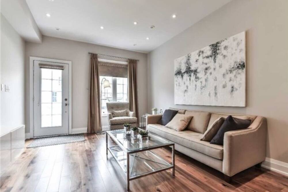 Photo of Livingroom in Lawrence Park