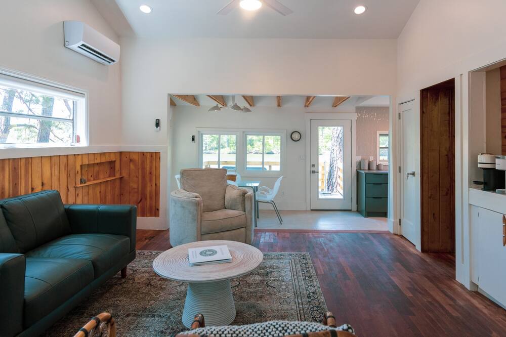 Photo of Livingroom in Monticello