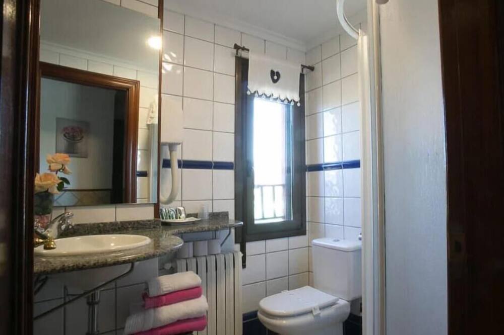 Photo of Bathroom in Talarn