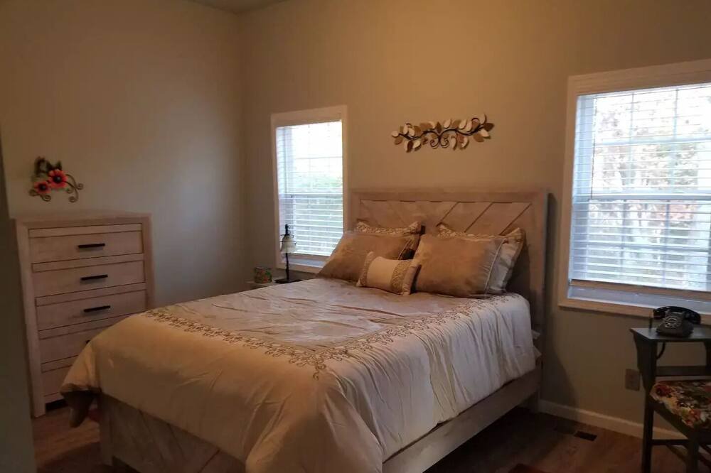 Photo of Bedroom in Morris Chapel