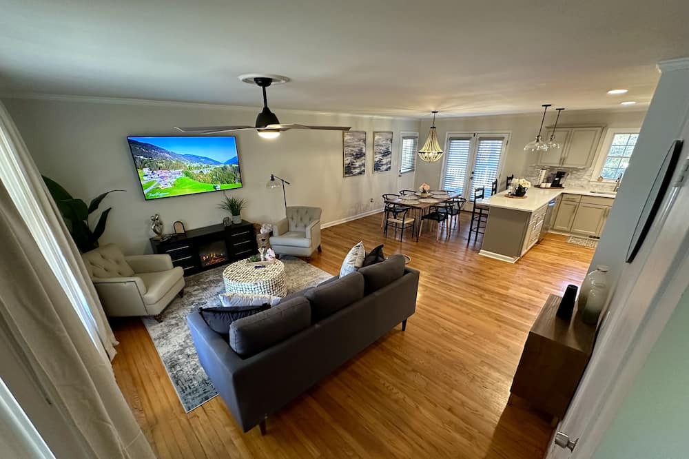 Photo of Livingroom in Northeast Raleigh
