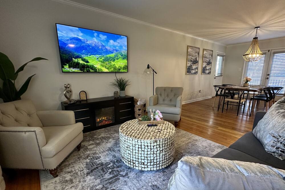 Photo of Livingroom in Northeast Raleigh