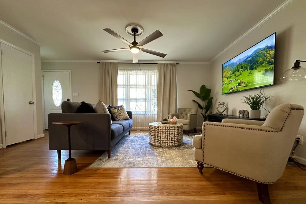 Photo of Livingroom in Northeast Raleigh
