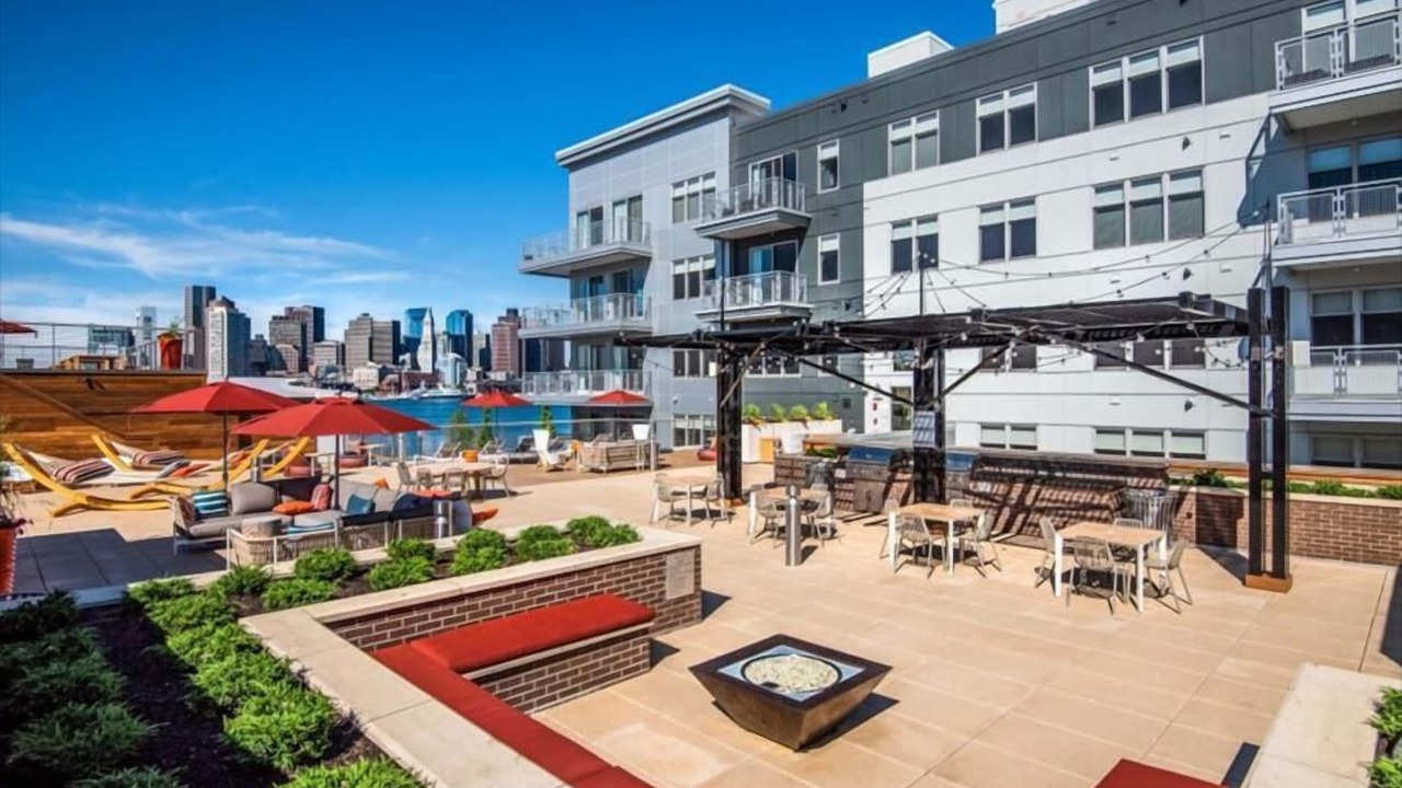 Photo of Outdoor in Central-Maverick Square - Paris Street