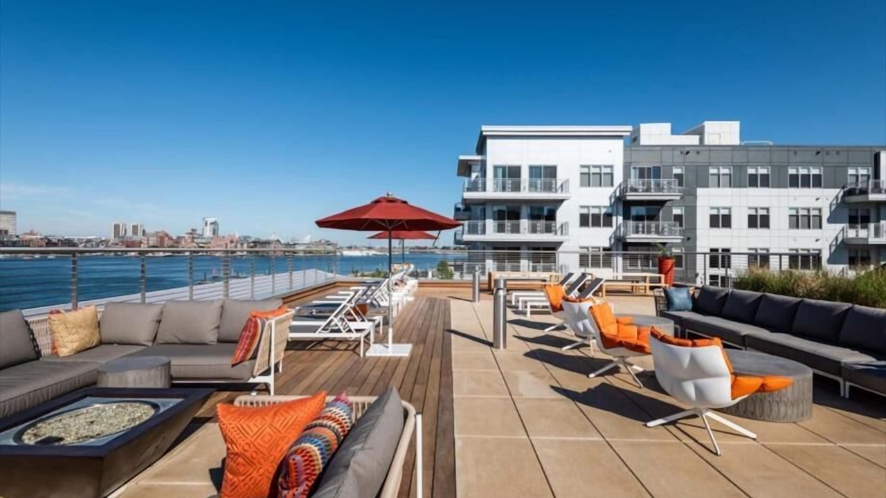 Photo of Outdoor in Central-Maverick Square - Paris Street