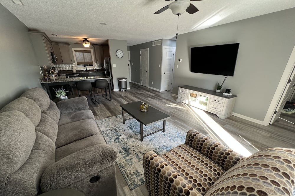 Photo of Livingroom in Monroe City