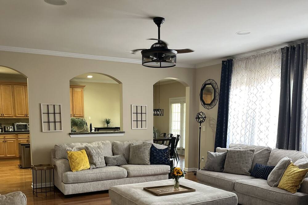 Photo of Livingroom in Northeast Raleigh