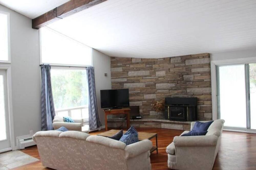 Photo of Livingroom in Elora