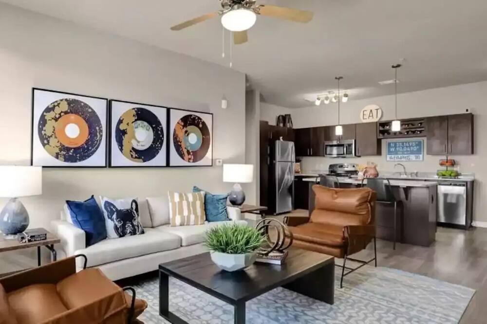 Photo of Livingroom in Lakes of Forest Hill