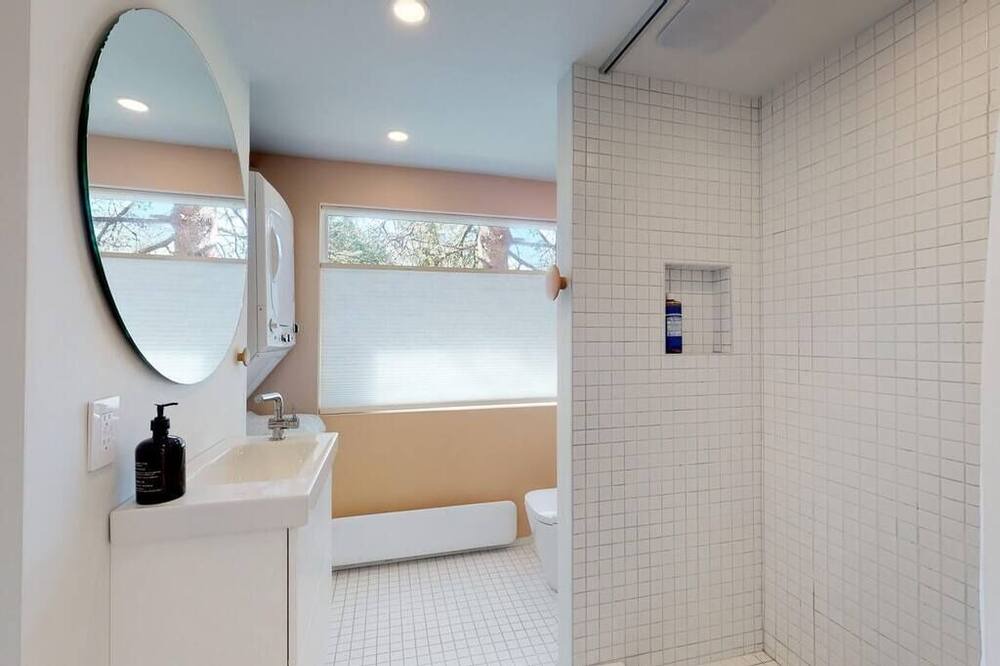 Photo of Bathroom in Debruce
