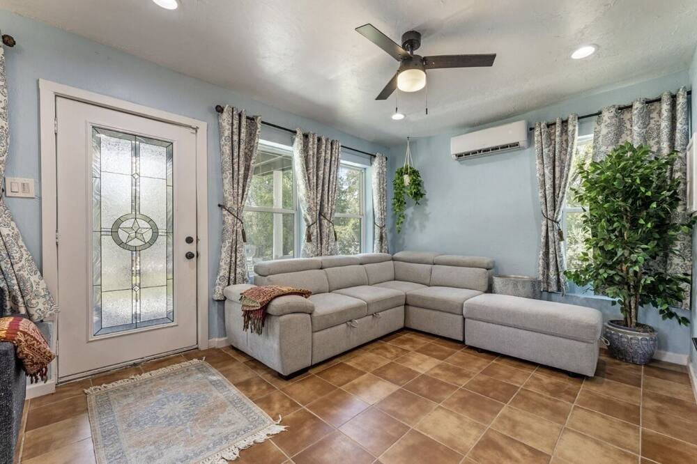 Photo of Livingroom in Quinlan