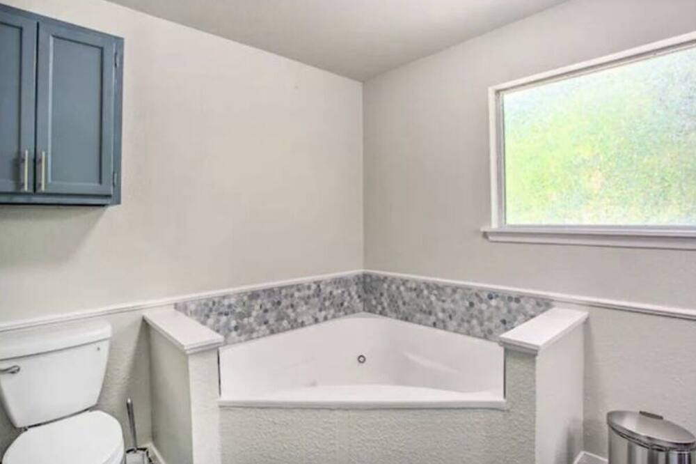 Photo of Bathroom in Quinlan