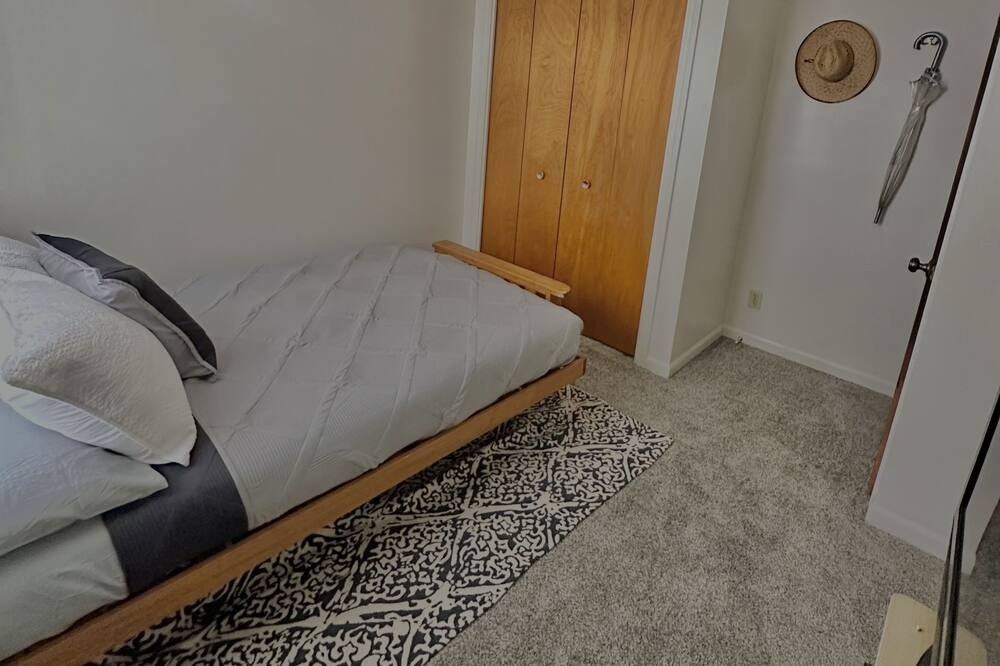 Photo of Bedroom in Lansing