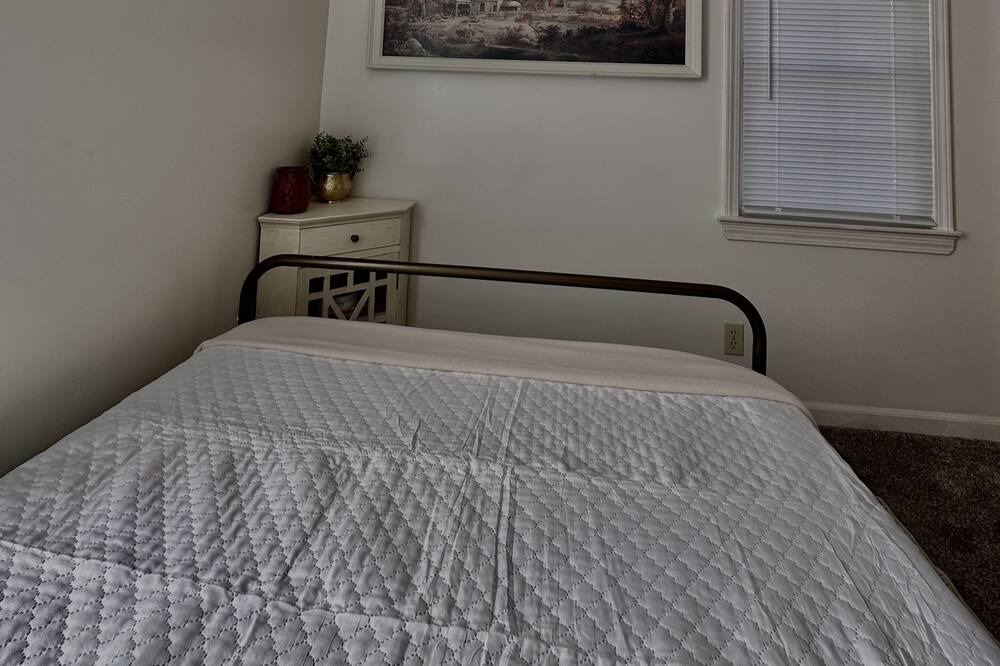 Photo of Bedroom in Lansing
