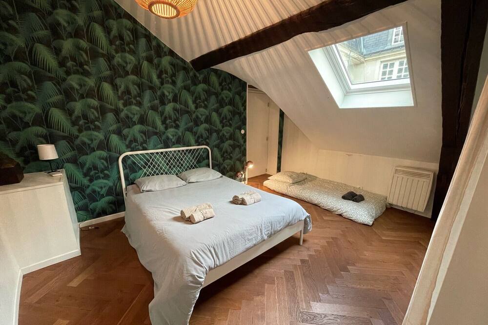 Photo of Bedroom in Graslin - Commerce