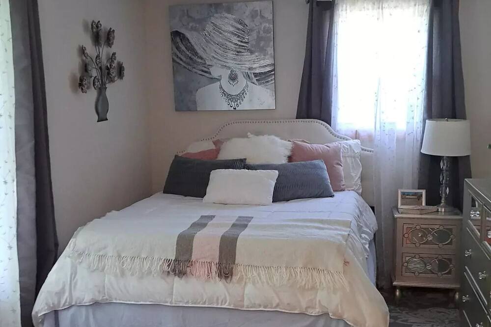 Photo of Bedroom in Maryville