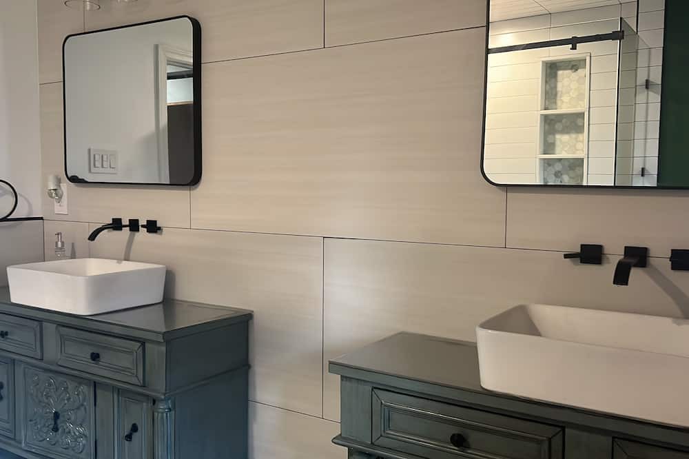 Photo of Bathroom in Roselle