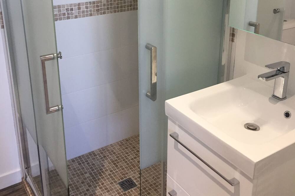 Photo of Bathroom in Ludon-Medoc