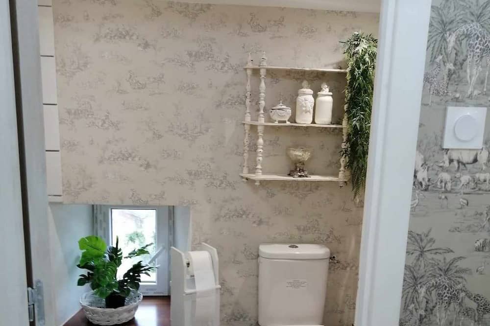 Photo of Bathroom in Taize-Maulais