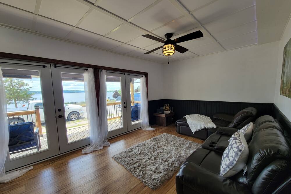 Photo of Livingroom in Deseronto