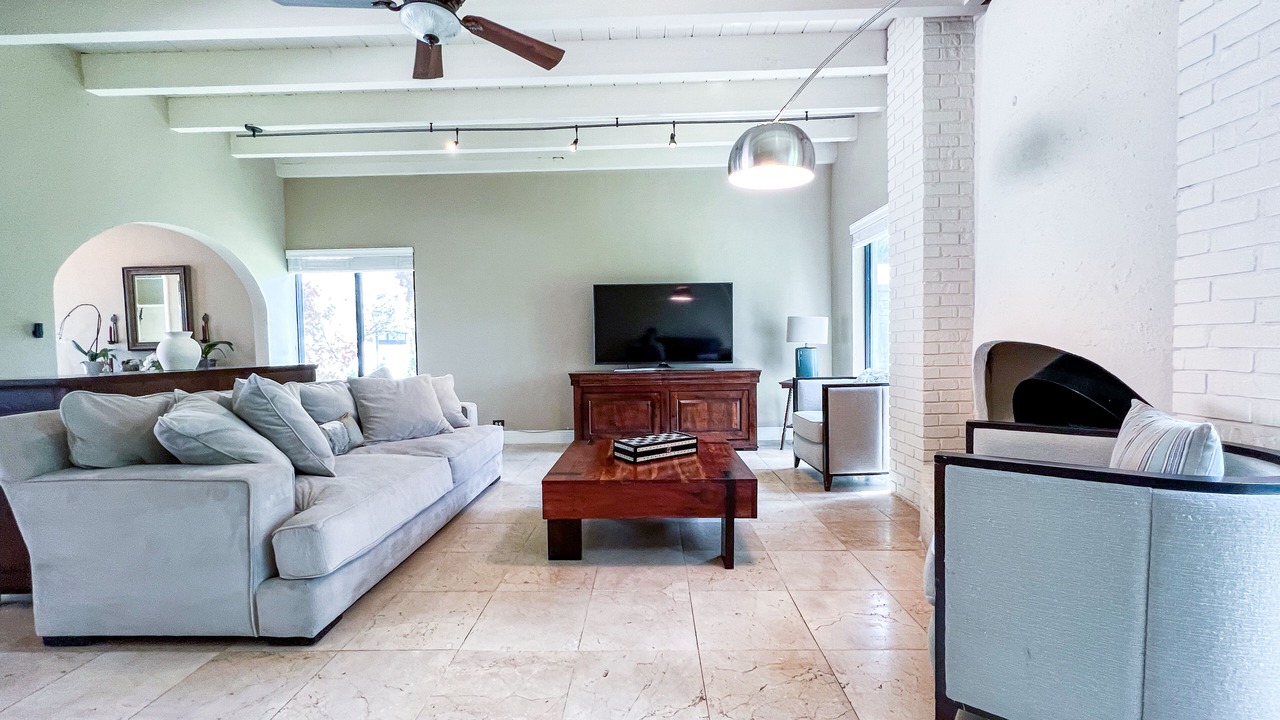 Photo of Livingroom in Ludlam