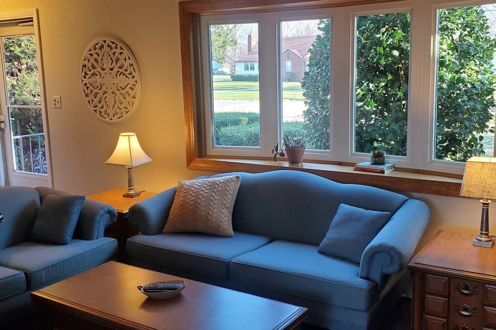 Photo of Livingroom in Eastlake