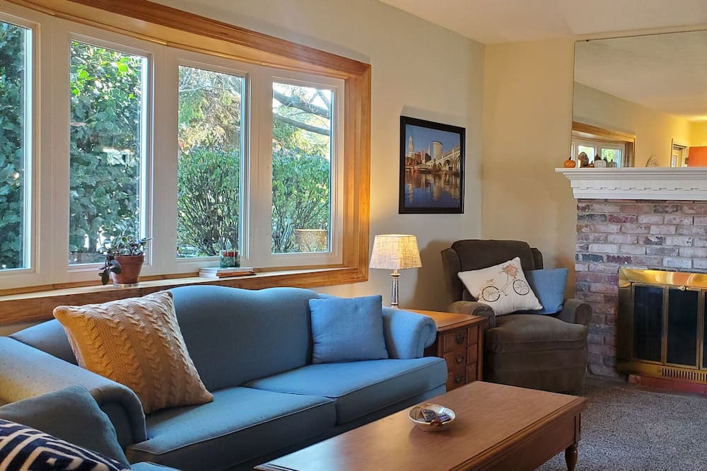 Photo of Livingroom in Eastlake