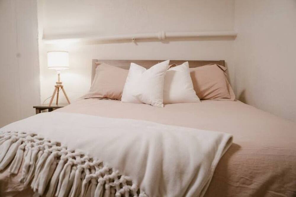 Photo of Bedroom in Hale