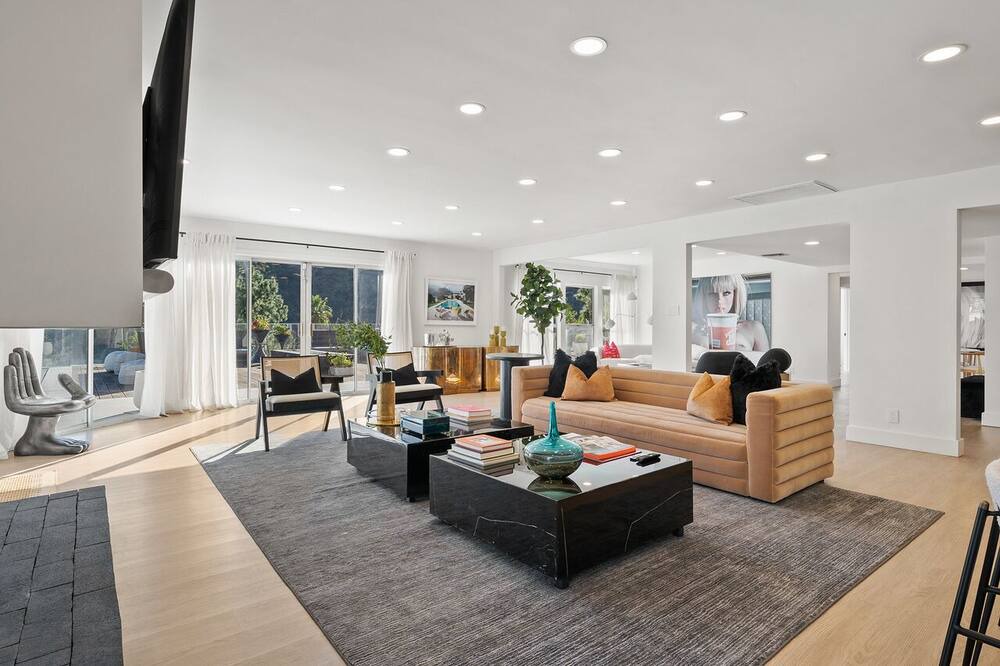 Photo of Livingroom in Beverly Glen