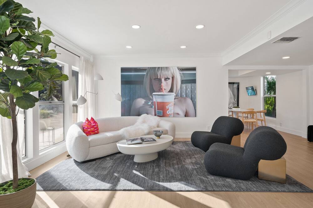 Photo of Livingroom in Beverly Glen