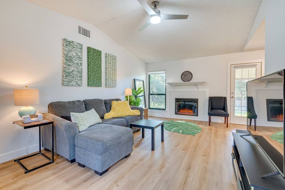 Photo of Livingroom in Apache Shores
